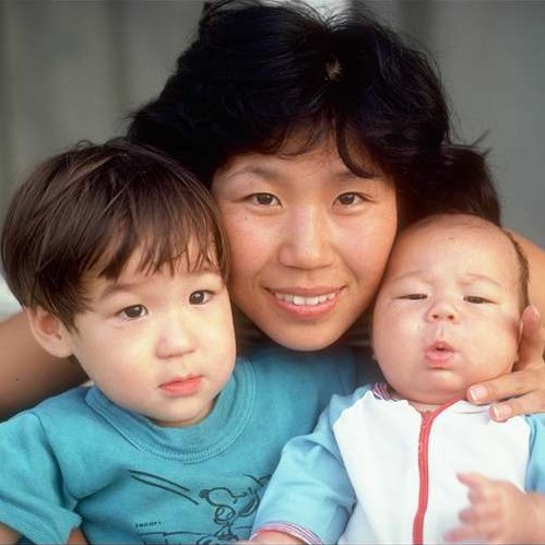 Kim between Zachary and Simon in 1977